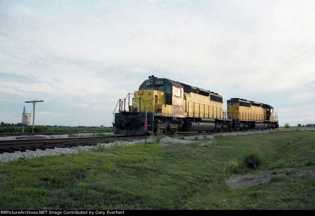 CNW SD40-2 #6801 & #6847